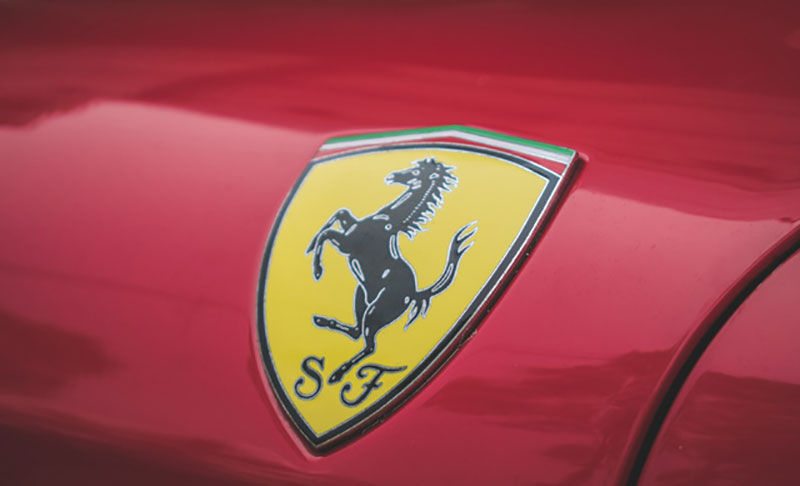 Hàng hiếm Ferrari F430 Spider tháo bánh lau chùi trên vỉa hè Sài Gòn